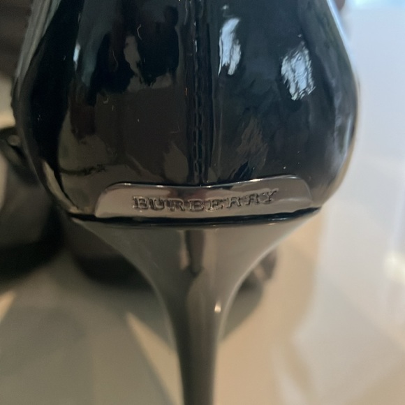 Burberry black patent and signature check pump - Picture 3 of 7